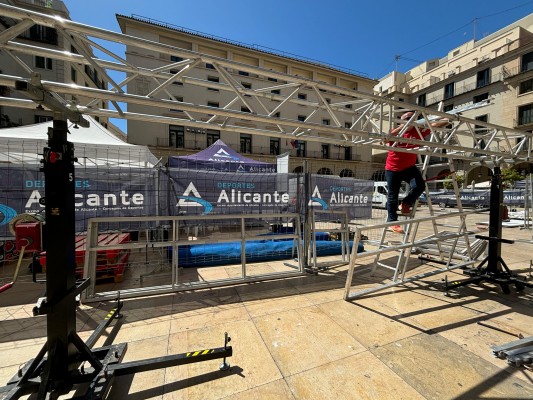 Alicante acoge a un millar de deportistas en el circuito de triatlón popular del Mediterráneo