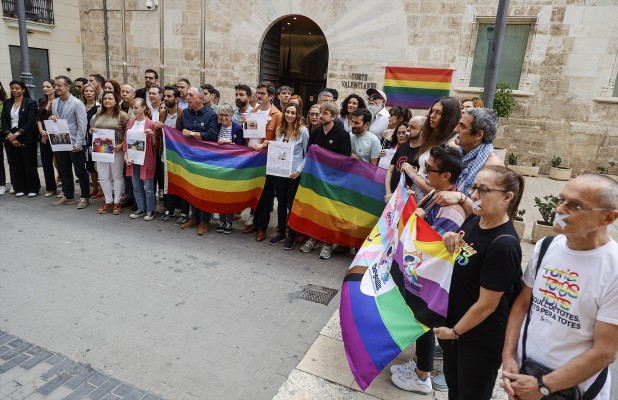 Entidades LGTBI, PSPV y Compromís protestan contra el 