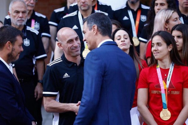 Pedro Sánchez dice que Rubiales representa 