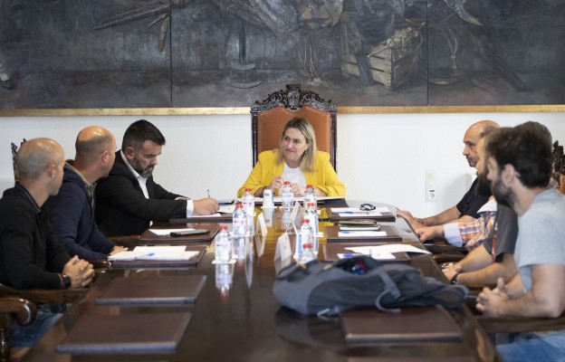 Más personal o la carrera profesional: Barrachina atiende las peticiones de los bomberos de Castellón