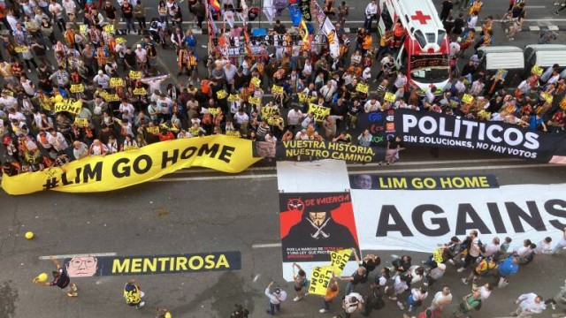 La falta de objetivos deportivos alimenta el vaciado de Mestalla y la protesta