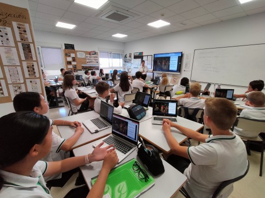 
Colegios de la Vega Baja promueven el equilibrio en el uso de internet para una educación eficiente
