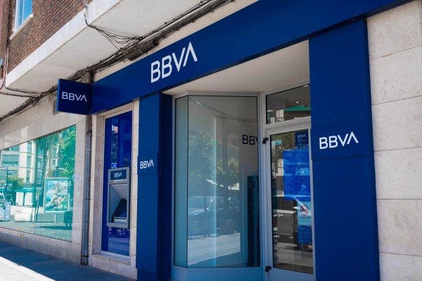 BBVA vende 300 de sus oficinas por 100 millones de euros
