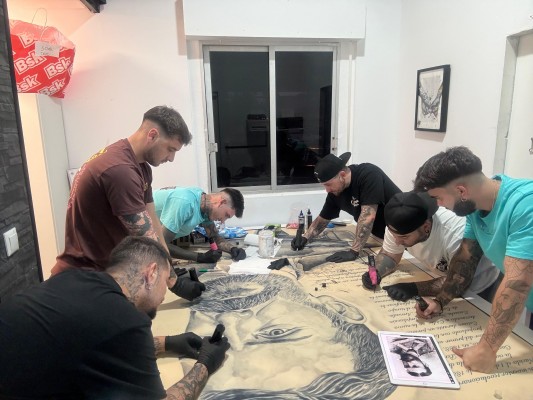 Tatuadores de Cartagena rinden homenaje a Isaac Peral con la piel creada y tatuada más grande del mundo