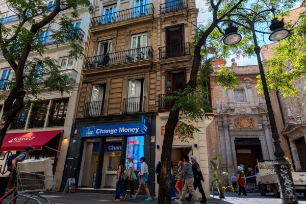 El TSJ avala una licencia de pisos turísticos en pleno centro de València por silencio administrativo