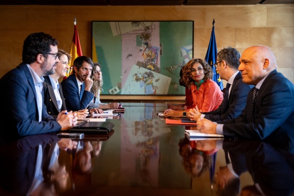 PSOE y Sumar acuerdan explorar medidas de regeneración democrática