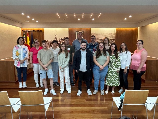 Guardamar formará a 10 jóvenes en materia turística en un programa de empleo durante un año