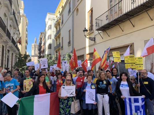 Alumnos y profesores de la EOI protestan ante Les Corts: 