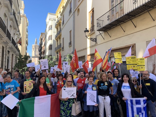 Alumnos y profesores de la EOI protestan ante Les Corts: 