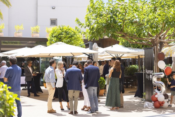 Human Way reunió a clientes, colaboradores y amigos en una comida en Espai Seda, en Valencia