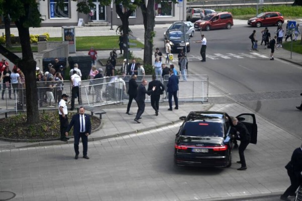 El primer ministro de Eslovaquia, herido tras ser tiroteado en plena calle