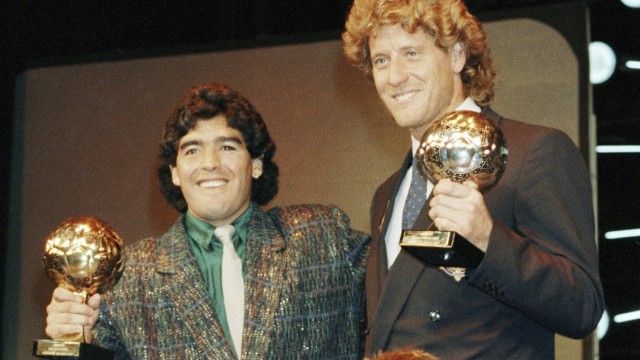 Los herederos de Maradona acuden a la Justicia francesa para que no se subaste el Balón de Oro de México'86