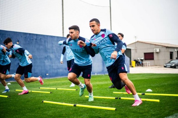 Algobia se entrena con el Levante tras un mes de baja por una lesión muscular
