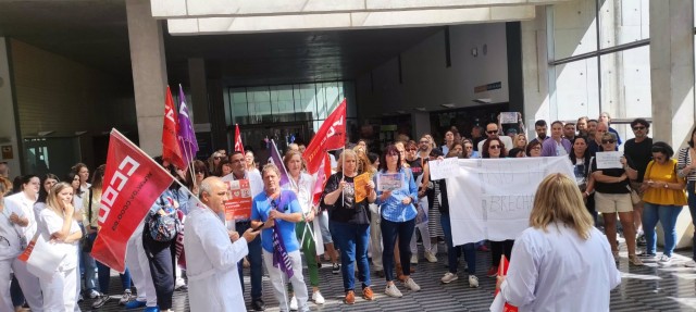 CCOO se concentra en el Hospital de Dénia para exigir 
