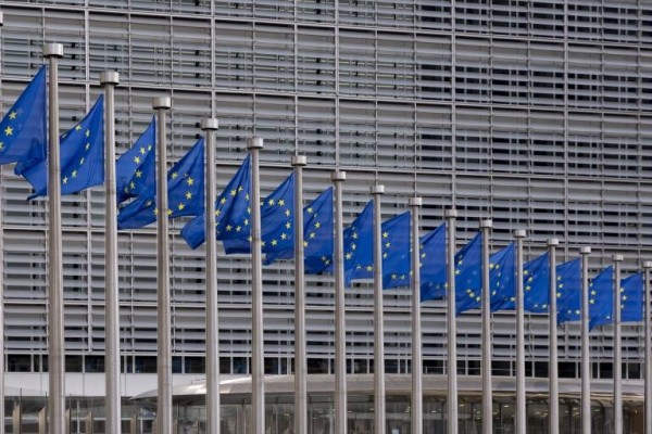 Bruselas eleva al 2,1 % el crecimiento del PIB español y prevé un déficit del 3 % en 2024

