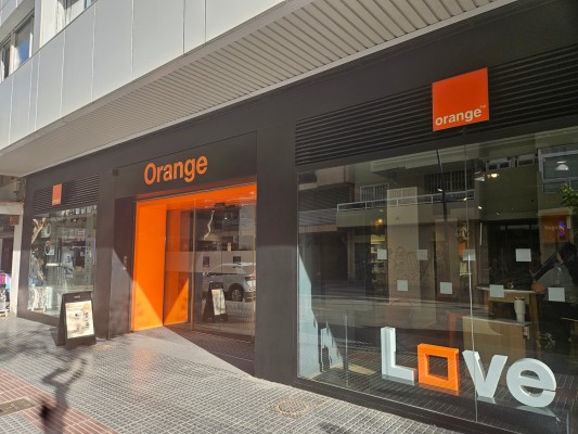 One Telecom (Grupo Caliche) compra todas las tiendas Orange de Ibiza