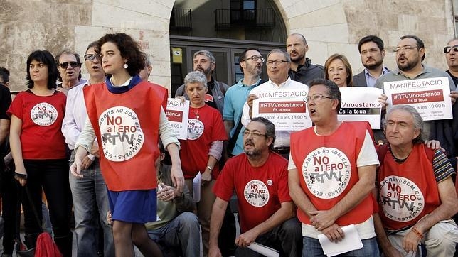 Extrabajadores de RTVV en una concentración frente al Palau de la Generalitat. - 
