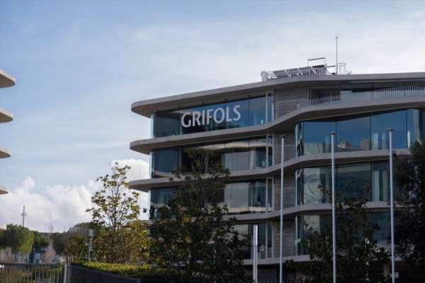 Grifols gana 21,4 millones hasta marzo frente a las pérdidas del año anterior