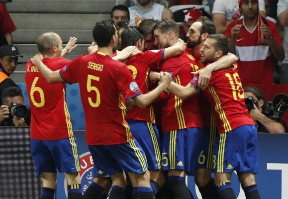 España se exhibe ante Turquía y ya está en octavos
