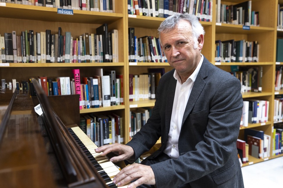 Joan Cerveró posa con el piano de Iturbi. Foto: EVA MÁÑEZ - 
