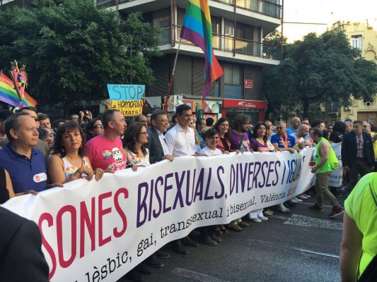 Los rostros del Consell y Pedro Sánchez portan la pancarta de la multitudinaria manifestación LGTBi 