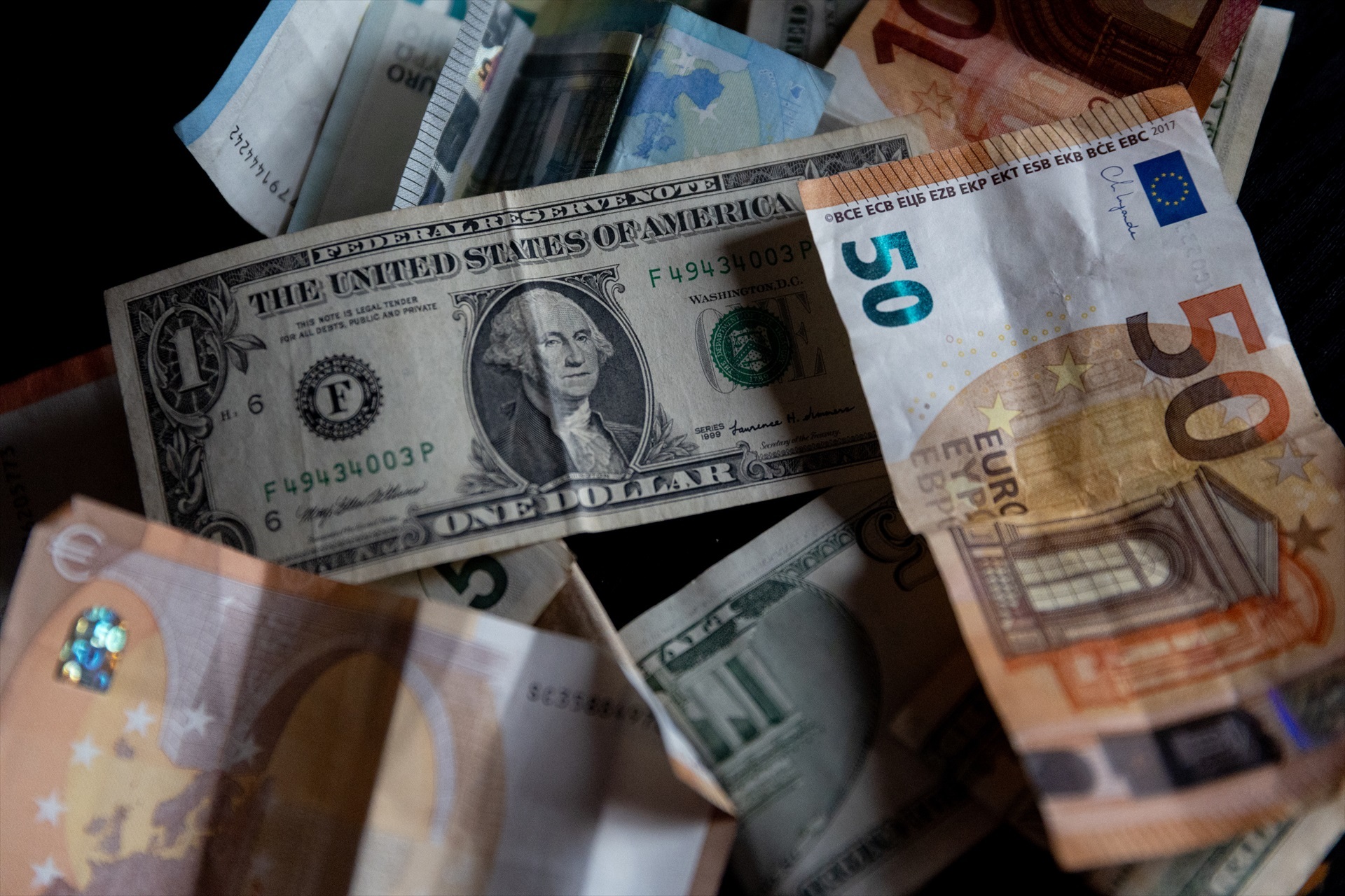 El dólar sube ligeramente mientras los inversores se preparan para el informe de inflación

