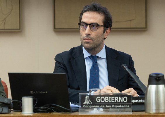El Gobierno traslada al BCE su preocupación por la opa de BBVA sobre Banco Sabadell
