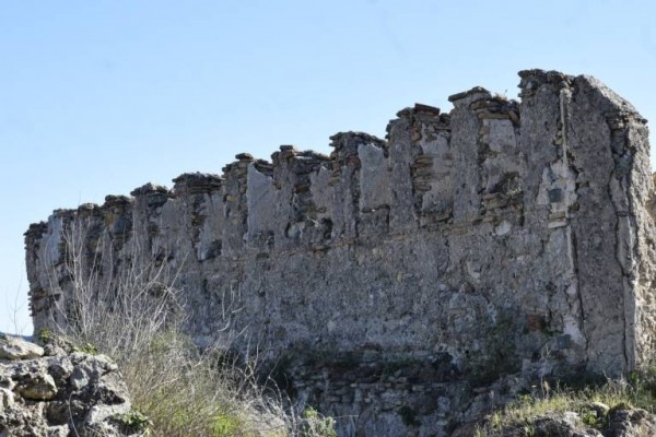 El Consell ratifica las obras de emergencia para la consolidación de la muralla del Castillo de Xàtiva 
