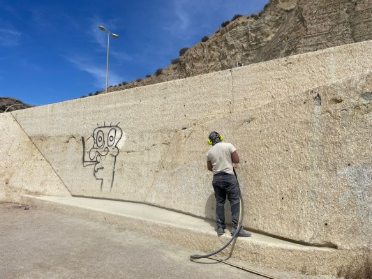 Alicante limpia los grafitis de la Cantera y La Albufereta y en el monumento a Miquel Grau