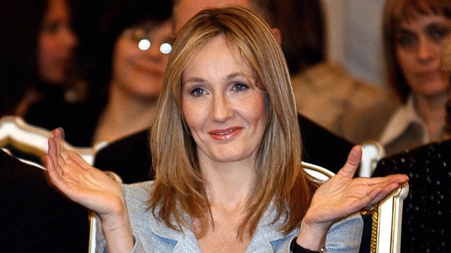 JK Rowling, criticada por sus comentarios sobre la entrenadora transgénero del Sutton
