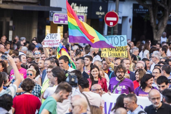 Un Orgullo empañado por la masacre de Orlando recorre el centro de Valencia