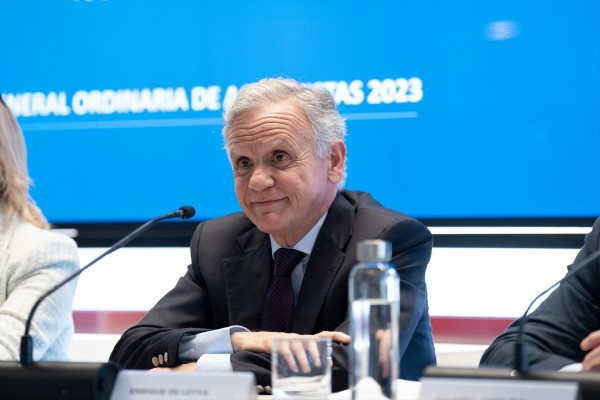 Almirall gana 7,4 millones de euros hasta marzo, un 3,9% menos, pero eleva sus ventas un 6,6%