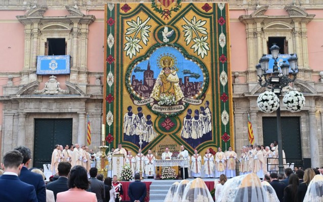 Benavent pide en la Missa d'Infants por los 