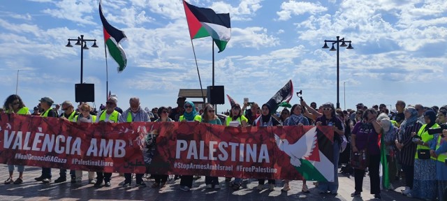 Cientos de personas forman una cadena humana en València contra el genocidio palestino