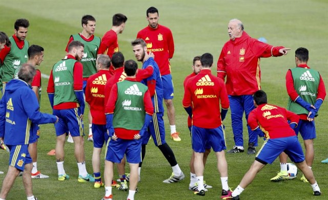Del Bosque prueba cambios y deja ver la entrada de Koke y Aduriz
