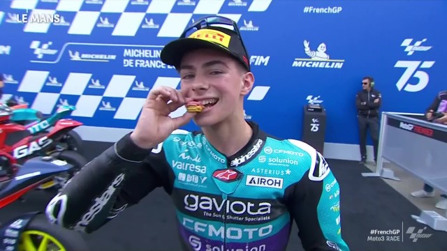 El colombiano David Alonso le gana el mano a mano Dani Holgado en Moto3 en el GP Francia