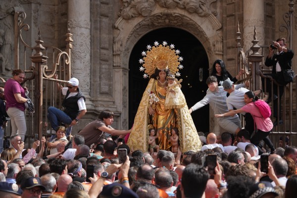 Miles de valencianos arropan a la Mare de Déu en un rápido traslado entre muestras de devoción