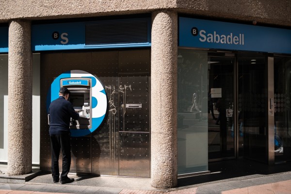 Accionistas minoritarios del Sabadell llaman a 