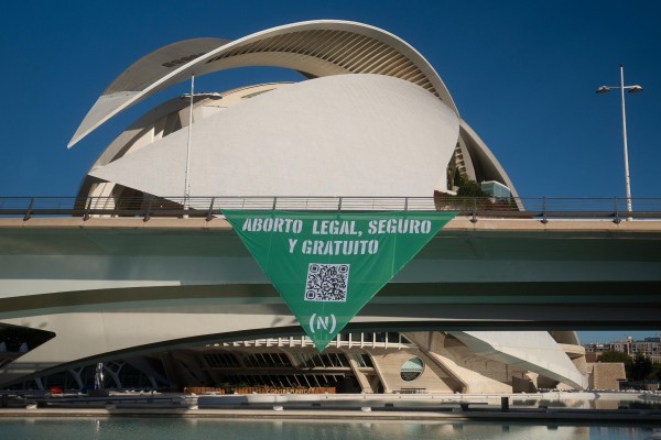 Despliegan un pañuelo por el derecho al aborto seguro en el entorno de la de Ciudad de las Artes 
