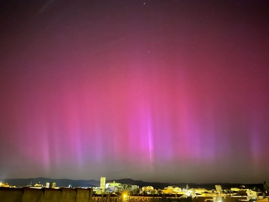 
Una aurora boreal ha alumbrado el cielo nocturno de la Comunitat Valenciana