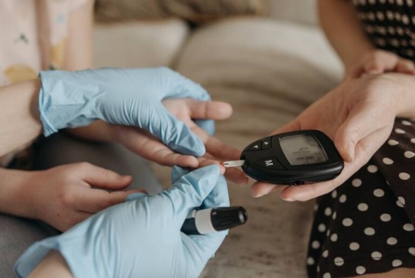 Sanidad autoriza a los médicos de familia a prescribir medidores continuos de glucosa a pacientes con diabetes tipo 2