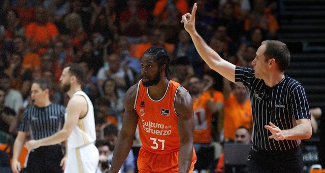 El Valencia se aferra a la cuarta plaza, el Real Madrid se aleja del liderato final