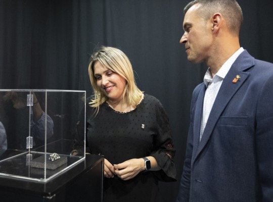 Barrachina elogia el trabajo realizado para hallar el broche de plata romano en Vilanova d'Alcolea