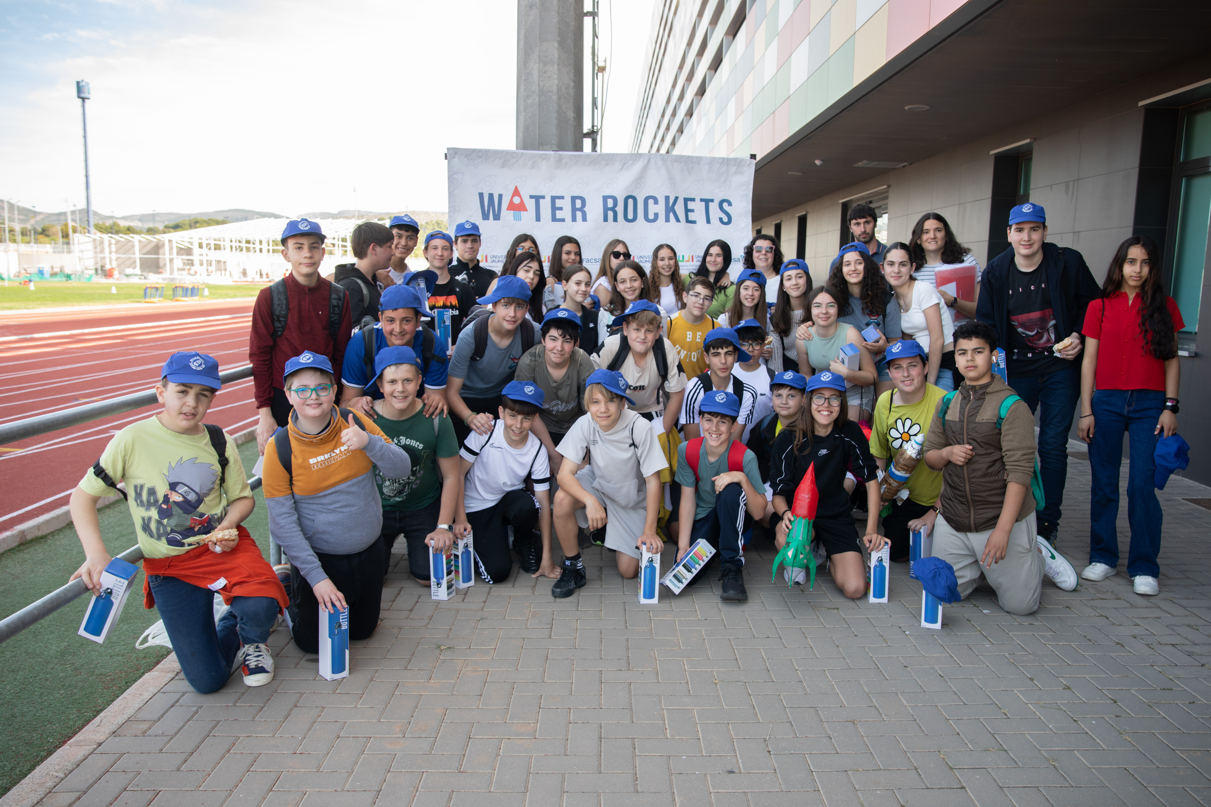 Més de 400 alumnes de la Comunitat experimenten amb la creació i llançament de coets d'aigüa a l'UJI