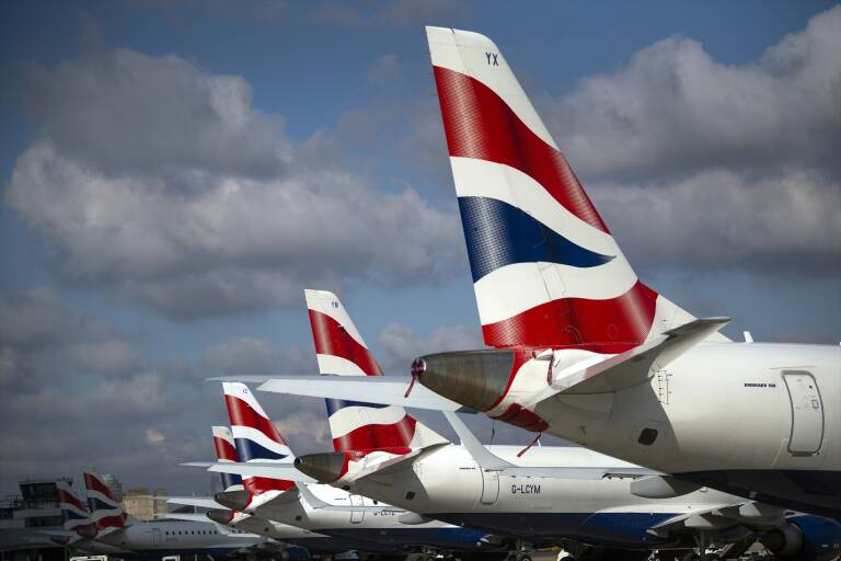 IAG pierde 4 millones de euros hasta marzo, un 95,4% menos

