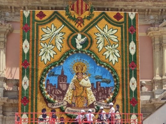 El tapiz floral por la festividad de la Virgen conmemora cien años de la primera Missa d'Infants