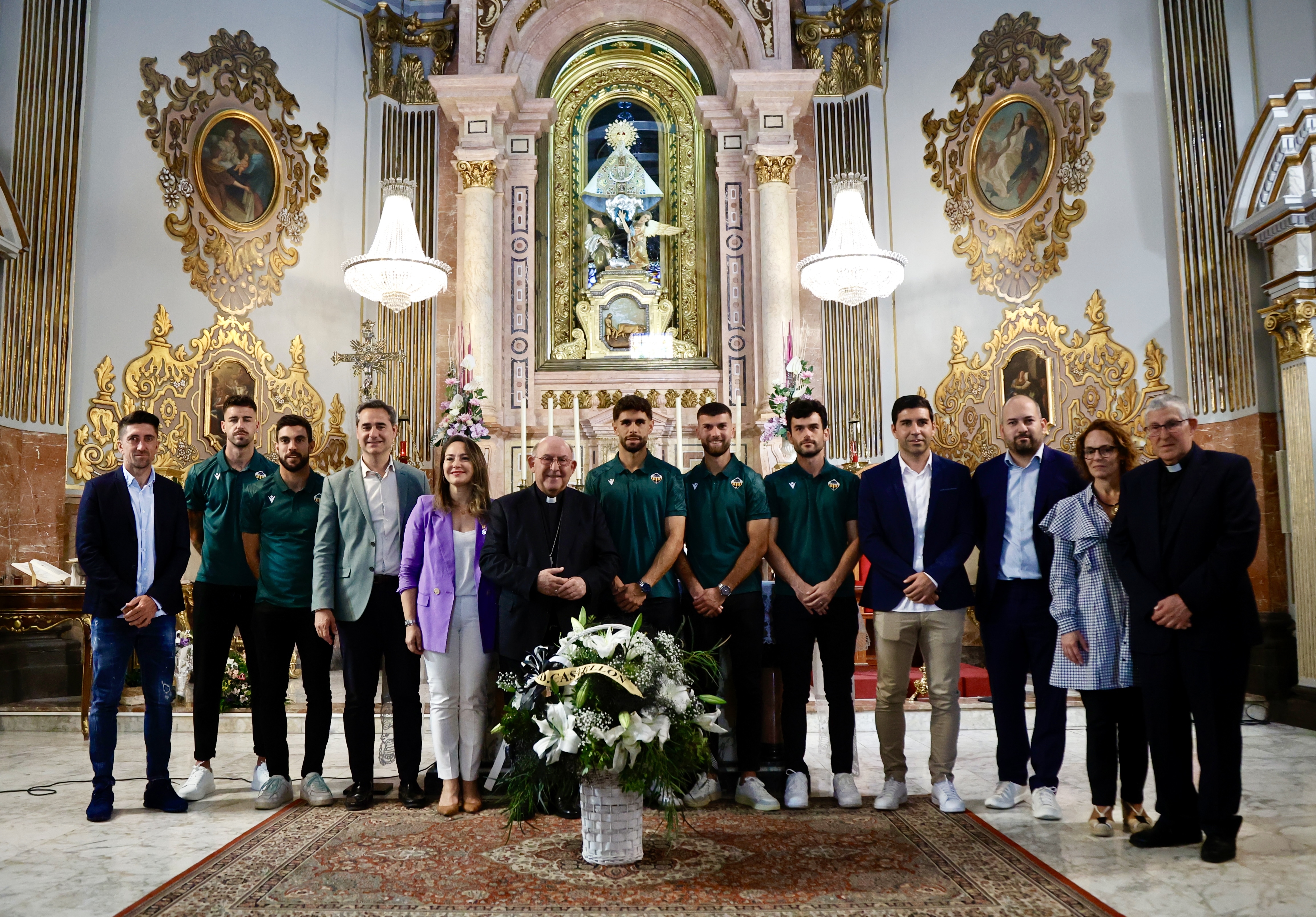 El Castellón ofrenda su ascenso a la Mare de Déu del Lledó en la tradicional visita a la Basílica