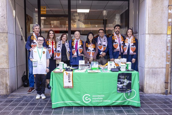 El Valencia participa en el Día de la Cuestación de la Asociación Española contra el Cáncer