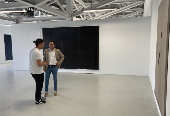 El silencio visual de la pintura de Manuel M. Romero se enfrenta  en el Párraga al uso vertiginoso de la imagen