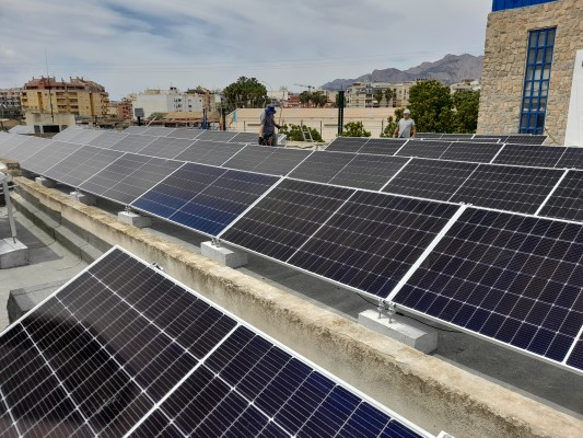 Orihuela instala placas solares en la Policía local para ahorrar 16.000 euros anuales en electricidad